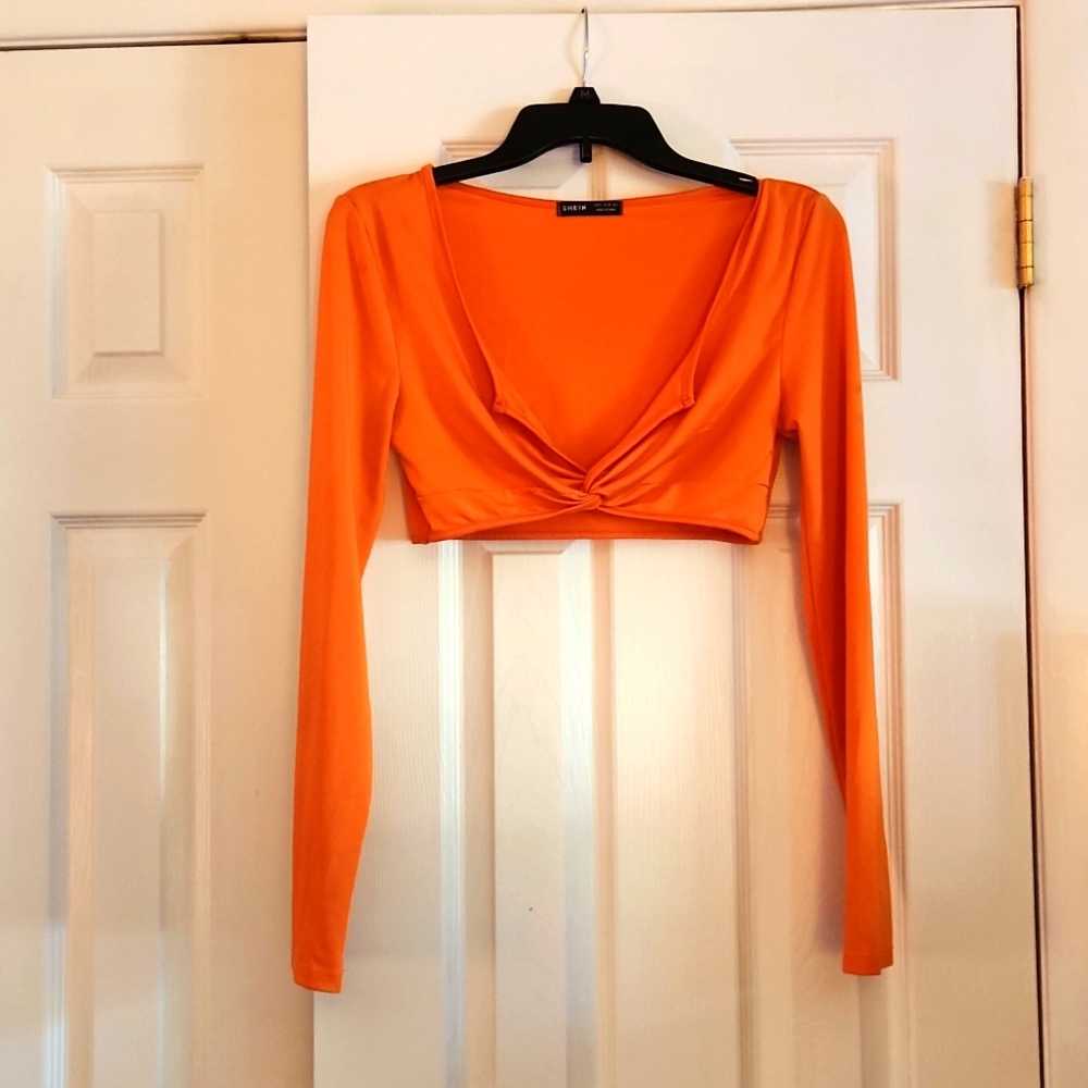 Long sleeve woman's crop top